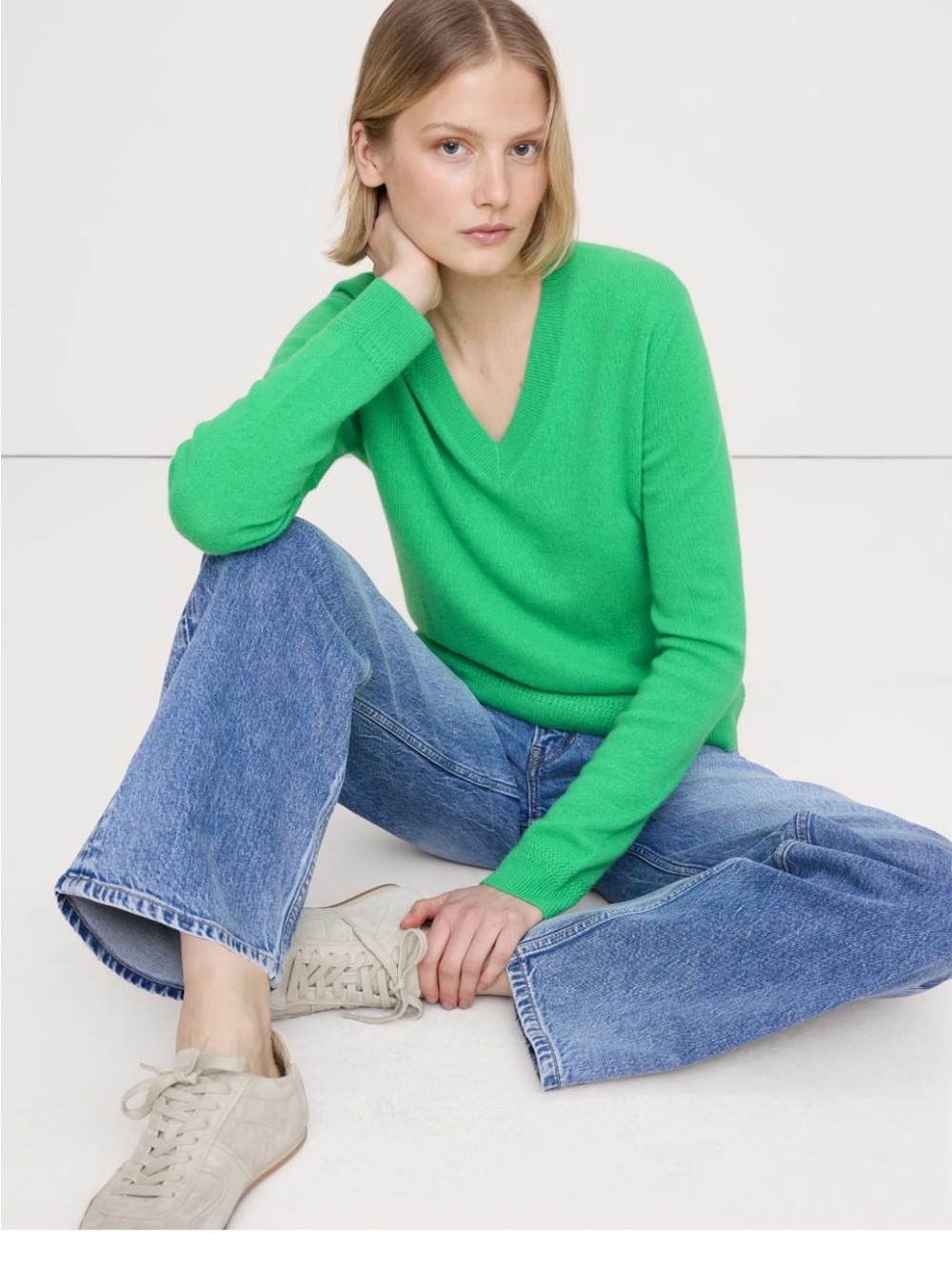 LIGHTWEIGHT CASHMERE V-NECK SWEATER